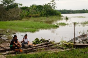 two women dying palm fibers
